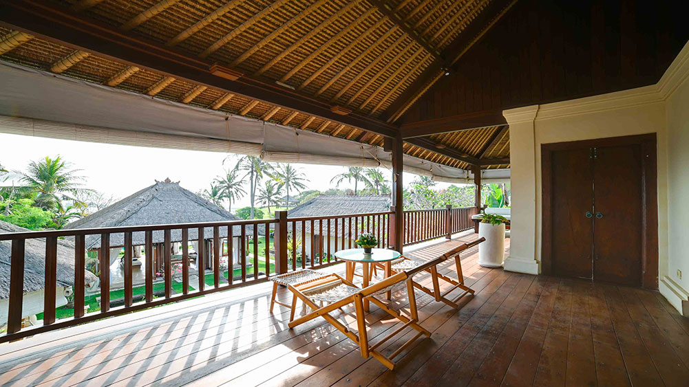 Villa Tanju - Airy Bedroom 1 balcony area